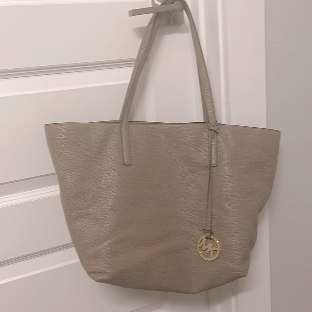 Michael Kors Izzy Dk Dune Soft Pebbled Leather Large Carryall Tote Bag.